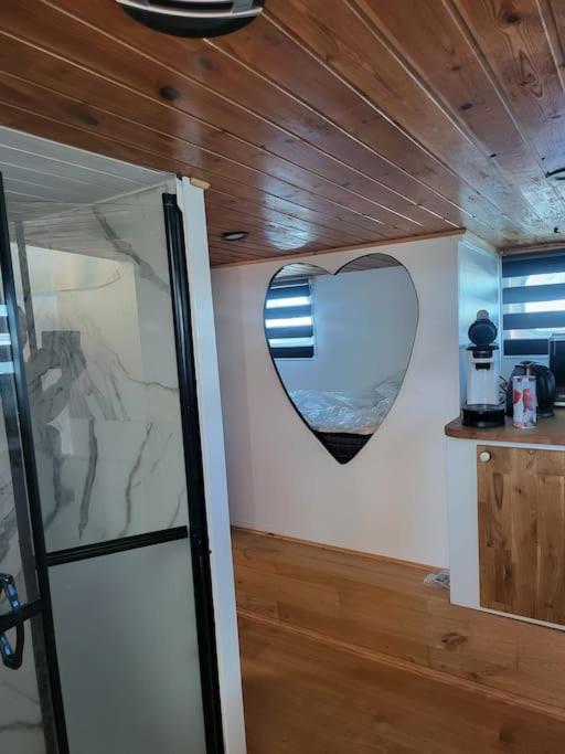 Calaidonia Boat House Hotel กาเลส์ ภายนอก รูปภาพ