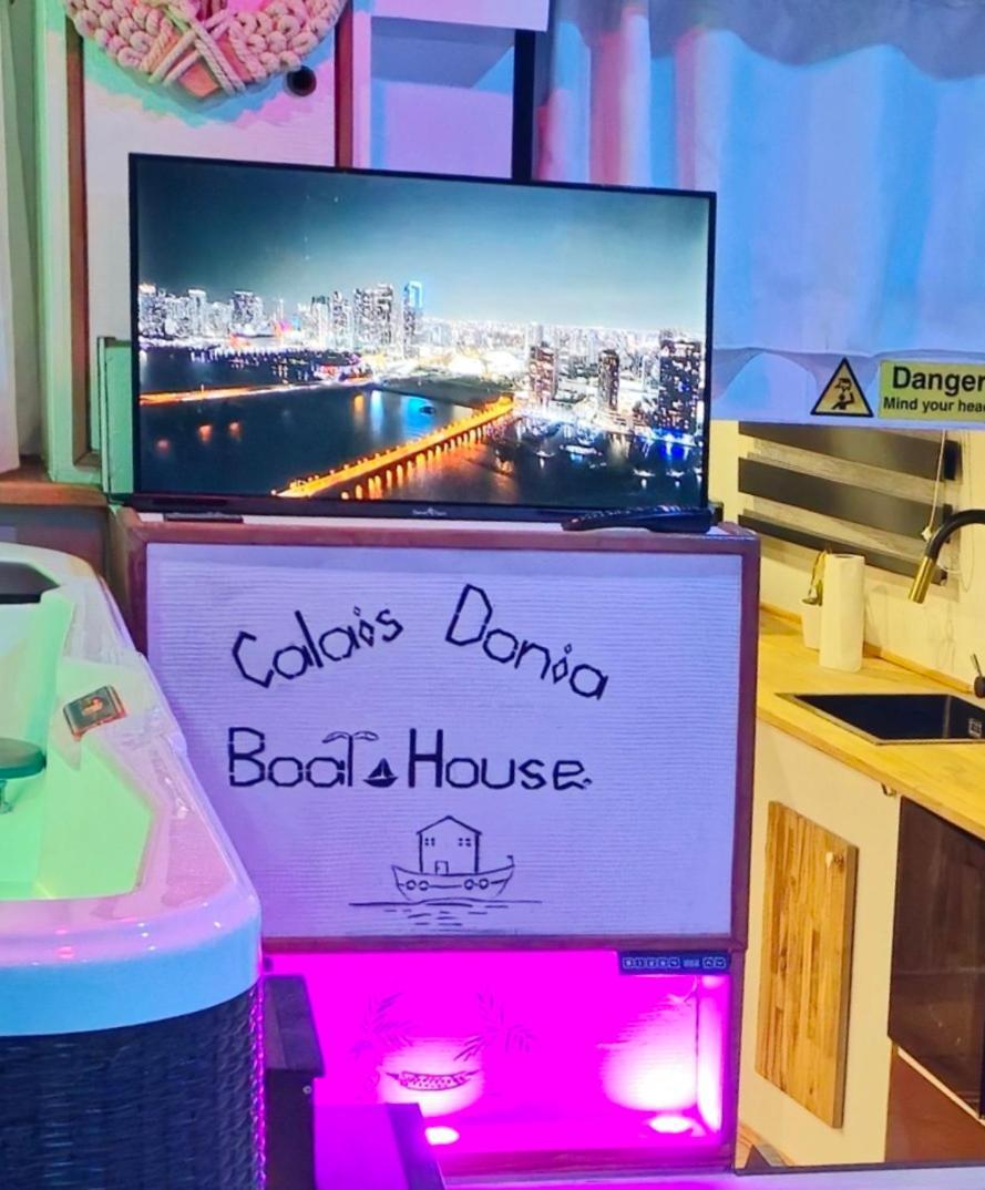Calaidonia Boat House Hotel กาเลส์ ภายนอก รูปภาพ