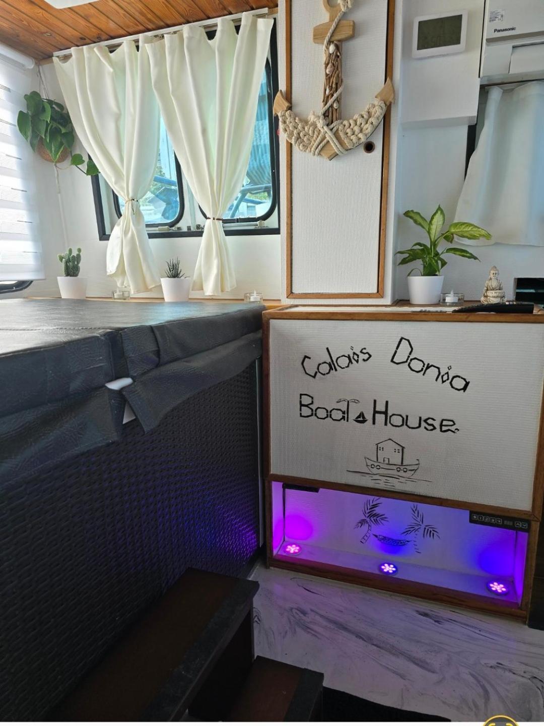 Calaidonia Boat House Hotel กาเลส์ ภายนอก รูปภาพ